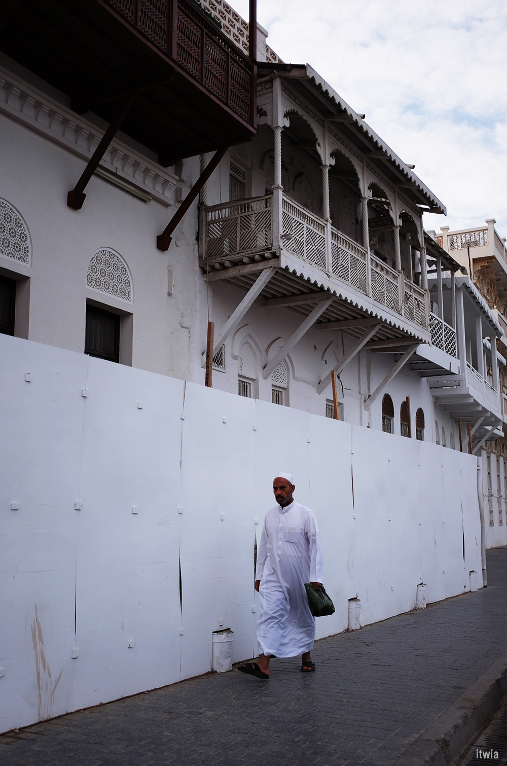 itwia_muscat_corniche2